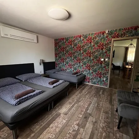 Laura Βίλα Balatonlelle